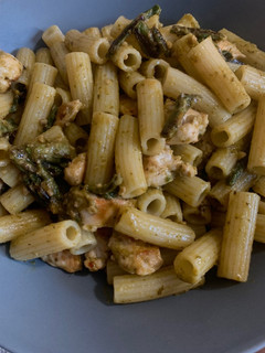 Una foto de Rigatoni con salsa de pesto, pollo y espárragos trigueros