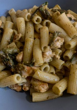 Una foto de Rigatoni con salsa de pesto, pollo y espárragos trigueros
