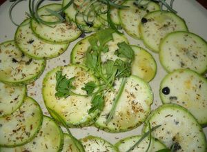 Una foto de Zucchini en rodajas (carpaccio o ceviche de calabacín)