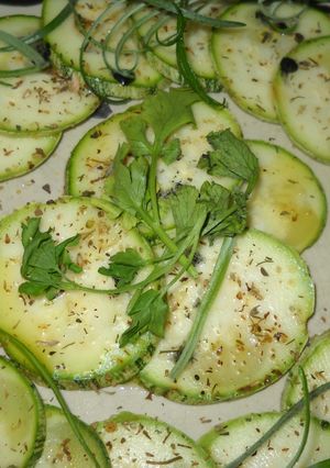 Una foto de Zucchini en rodajas (carpaccio o ceviche de calabacín)