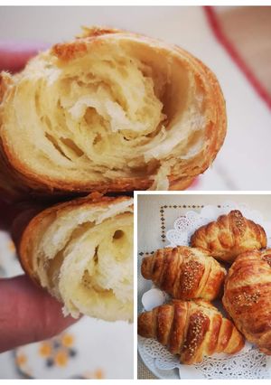 O poză a rețetei Croissante cu unt.