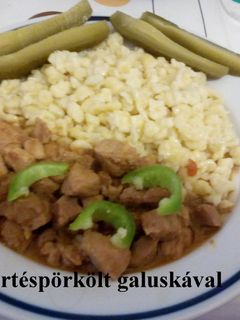 Sertéspörkölt galuskával recept fotója