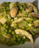 Sepia con guisantes y champiñones