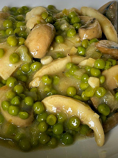 Una foto de Sepia con guisantes y champiñones