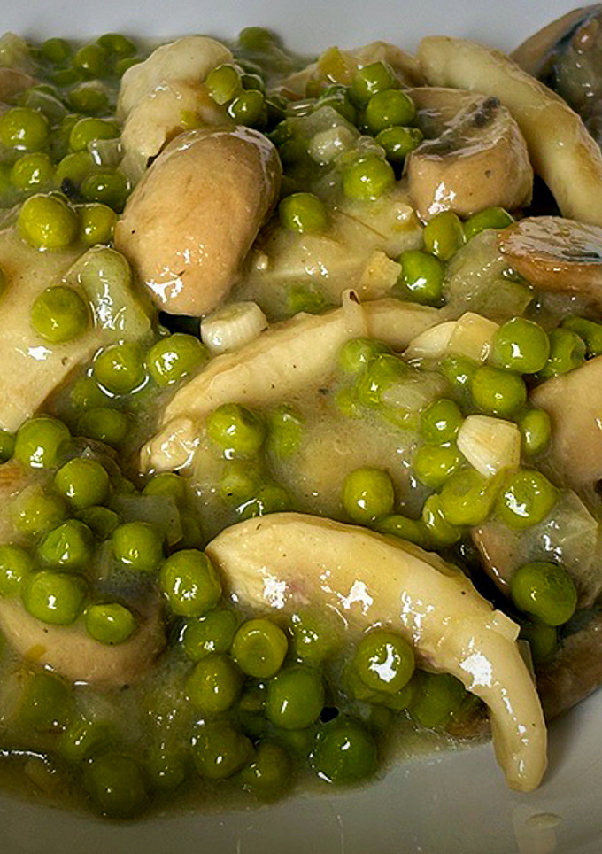 Una foto de Sepia con guisantes y champiñones