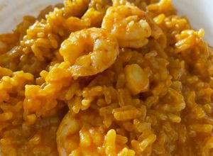 Una foto de Arroz meloso con langostinos y calamares en Mambo