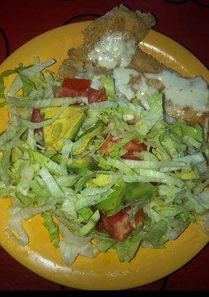 Una foto de Suprema de pollo con ensaladas 🥗