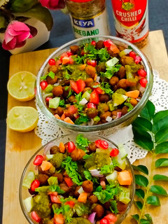 प्रोटीन रिच चना सलाद, हरी चटनी वाला (Protein Rich Black ग्राम Salad, Flavored Green Chutney) रेसिपी मुख्य फोटो