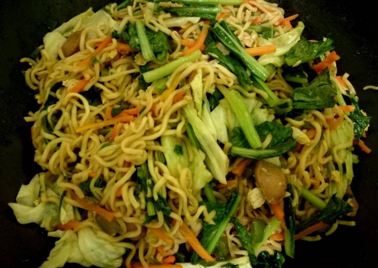 Bagaimana Menyiapkan Mie Goreng Sayur yang Lezat