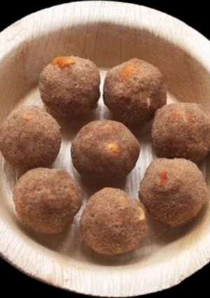 சிகப்பு அவல் லட்டு (Flattened rice laddu recipe in tamil) செய்முறை முக்கிய புகைப்படம்