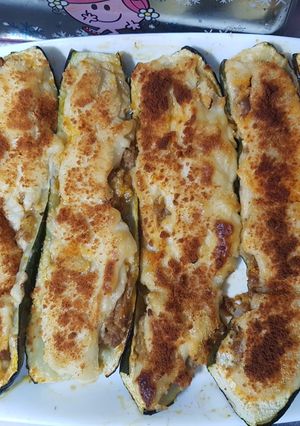 Una foto de Calabacines rellenos de Carne picada, gratinados!!🥒🍴