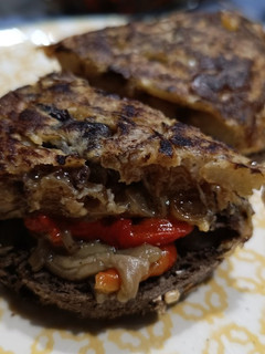 Una foto de Tortilla de cebolla caramelizada y butifarró de ceba (morcilla de cebolla)