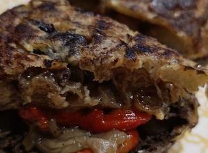 Una foto de Tortilla de cebolla caramelizada y butifarró de ceba (morcilla de cebolla)