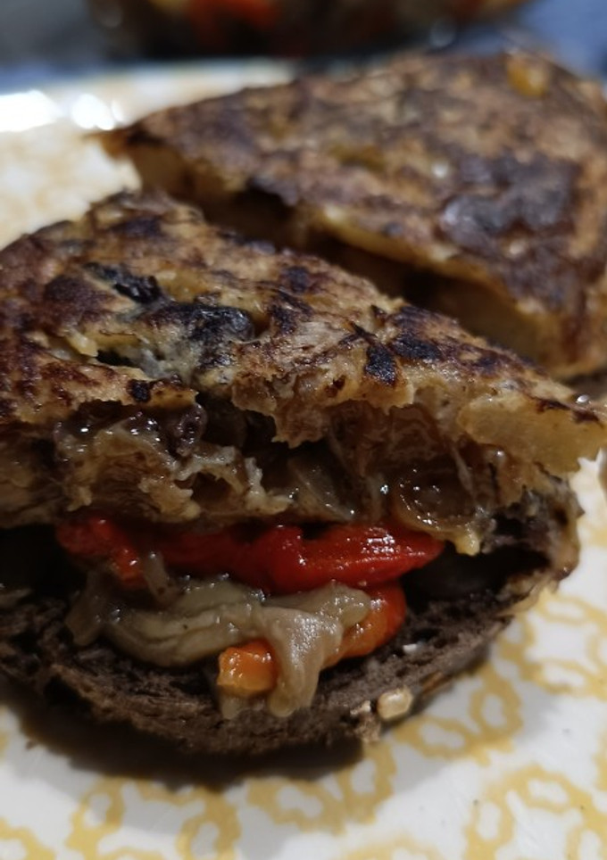 Una foto de Tortilla de cebolla caramelizada y butifarró de ceba (morcilla de cebolla)