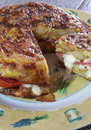Una foto de Tortilla de papa rellena