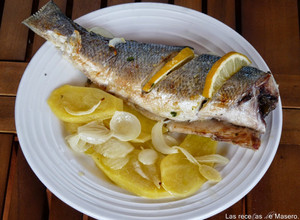 Una foto de Lubina al horno con patatas