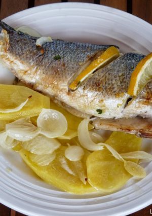 Una foto de Lubina al horno con patatas