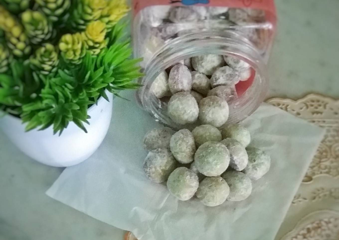 Putri Salju Kacang Almond Keju Pandan