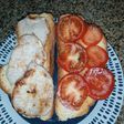Tostada de pan de pueblo con lomo y tomate
