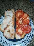 Tostada de pan de pueblo con lomo y tomate