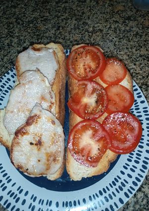 Una foto de Tostada de pan de pueblo con lomo y tomate