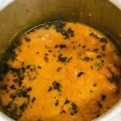 A picture of Instantly prepared chicken curry.