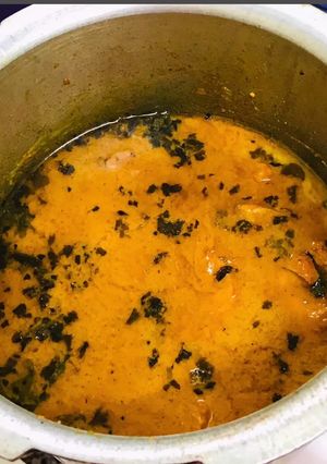 A picture of Instantly prepared chicken curry.