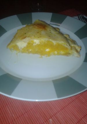 Una foto de Tarta de zapallo, papa y queso con  un toque de miel.
