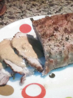 Una foto de Lomo de cerdo con salsa al whisky y ciruelas pasas