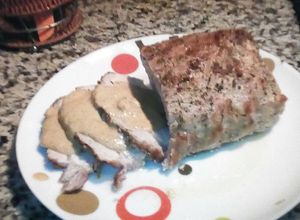 Una foto de Lomo de cerdo con salsa al whisky y ciruelas pasas