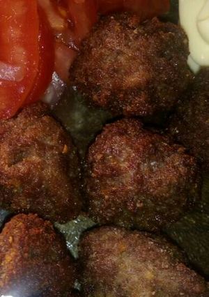 Una foto de Albóndigas de carne con ensalada 😋