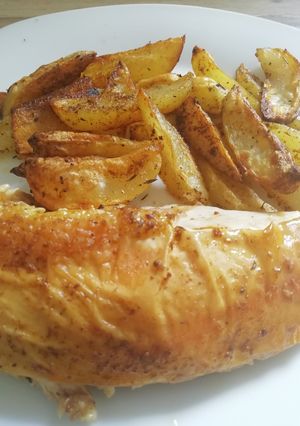 Une photo de Poulet rôti / potatoes maison du dimanche 🐔🥔