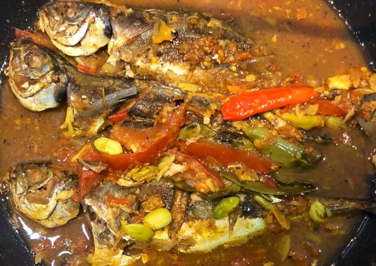 Cara Membuat Ikan bumbu kuning pete Lezat