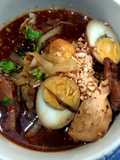 เส้นเล็กน้ำตีนไก่ตุ๋นต้มยำ