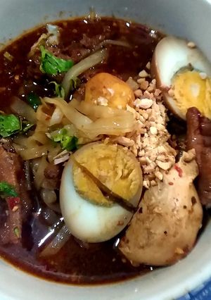 รูปของ เส้นเล็กน้ำตีนไก่ตุ๋นต้มยำ