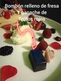 Bombón relleno de fresa y ganache de frutos rojos
