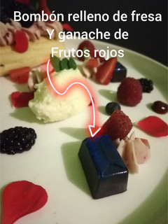 Una foto de Bombón relleno de fresa y ganache de frutos rojos