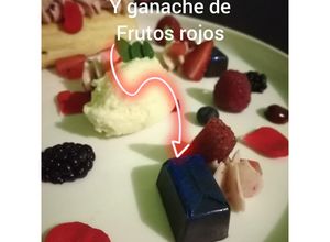 Una foto de Bombón relleno de fresa y ganache de frutos rojos