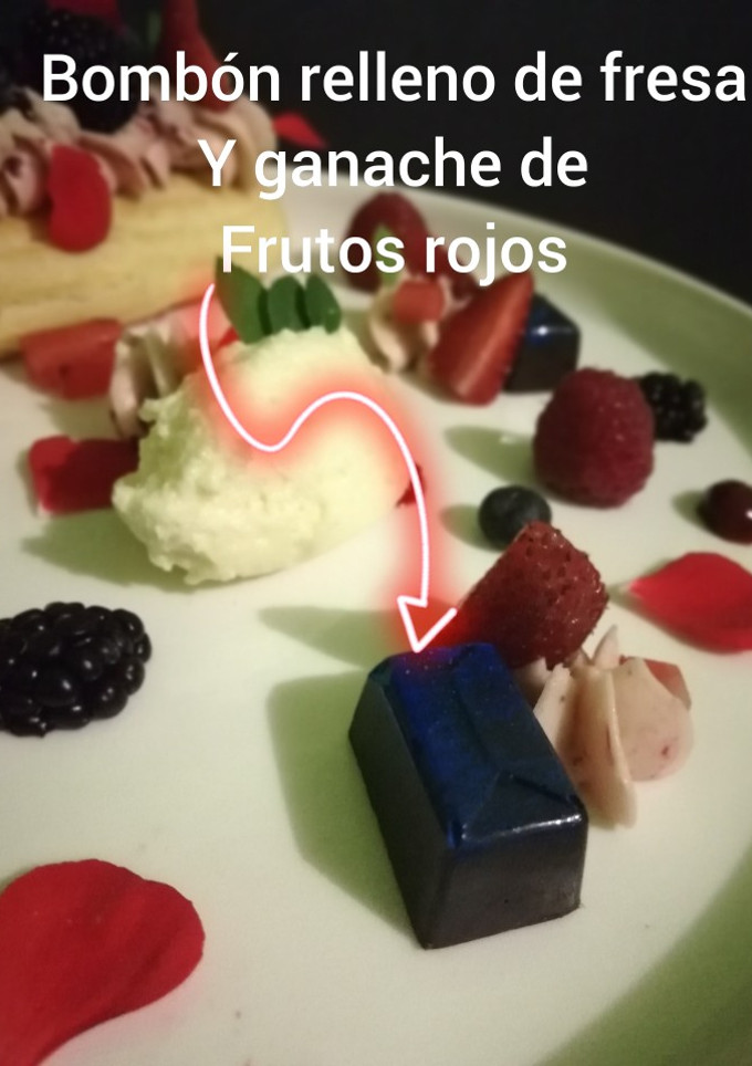 Una foto de Bombón relleno de fresa y ganache de frutos rojos