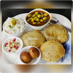 A picture of Chole Poori.