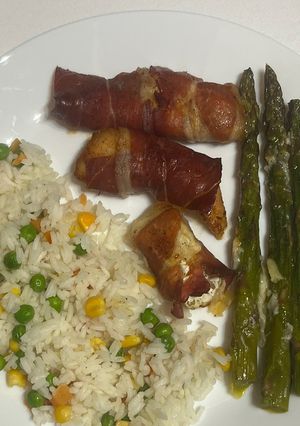 Sonkába tekert camembertes csirke spárgával és zöldséges rizzsel recept fotója