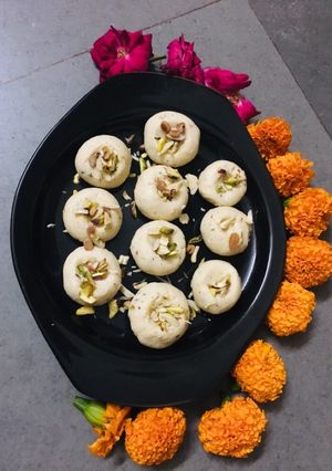 ઇન્સ્ટન્ટ માવા પેંડા (Instant Mawa Penda Recipe In Gujarati) રેસીપી મુખ્ય ફોટો