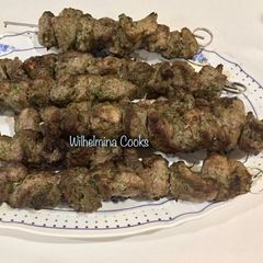 A picture of Broiled lamb kebabs.