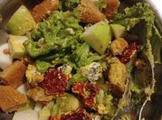Una foto de ensalada pollo con lechuga