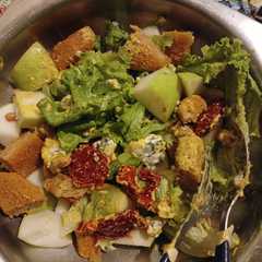 Una foto de Ensalada de Verdes, Manzana Verde, Tomates Secos, Queso Azul, Pollo Rebozado y Maní Honey Roasted