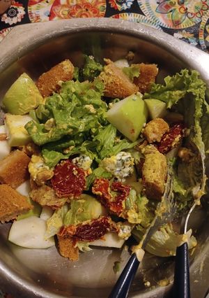 Una foto de Ensalada de Verdes, Manzana Verde, Tomates Secos, Queso Azul, Pollo Rebozado y Maní Honey Roasted