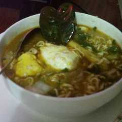 A picture of Mie pedas cabe hijau.