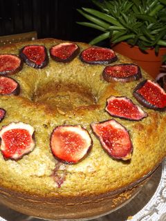 Una foto de Rosca bizcochada de té Matcha e higos