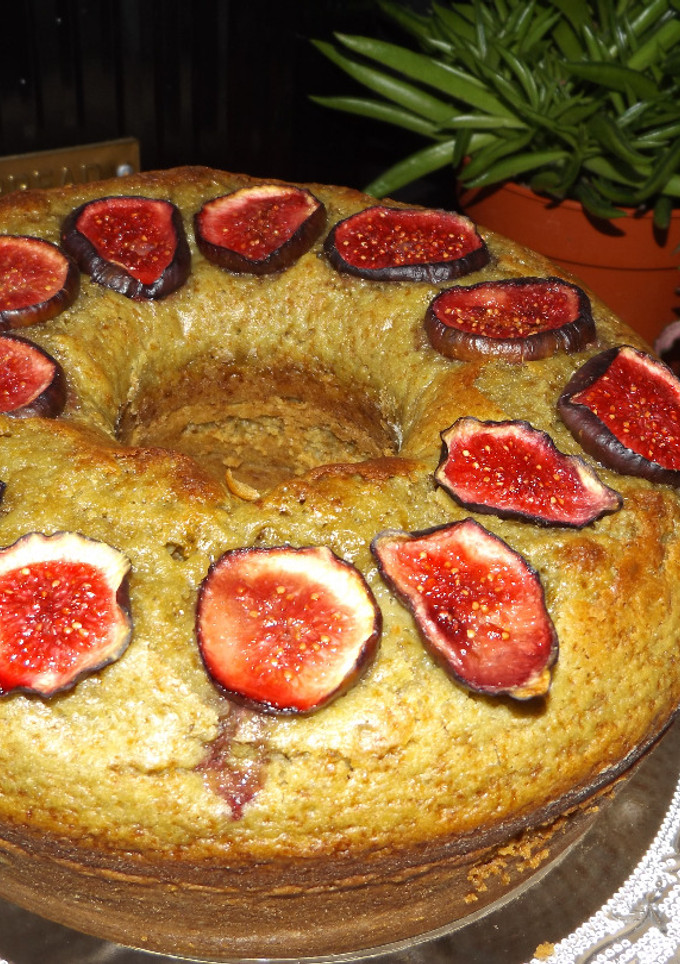Una foto de Rosca bizcochada de té Matcha e higos