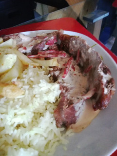 Una foto de Carne al horno en cama de verduras